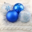 Набор шаров пластик d-10 см, 4 шт "Снежный вальс" синий и белый  t('фото') 111743